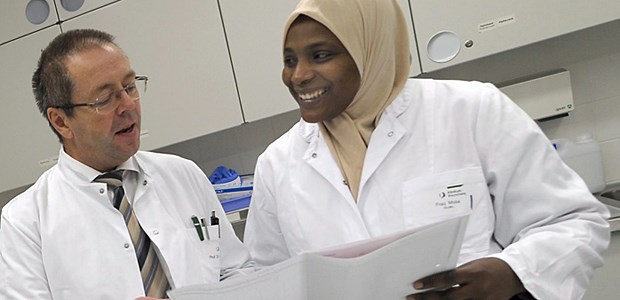 Ärzte werden meist anerkannt Eine sudanesische Ärztin und ihr Tutor pauken Deutsch. Ist der ausländische Berufsabschluss einem in Deutschland erworbenen gleichwertig und sitzen die Vokabeln, steht der Arbeit in Deutschland nichts mehr im Wege.