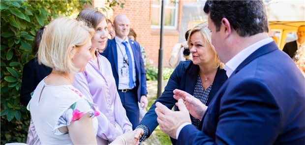 Ukrainische Psychiaterin trifft Minister Heil und Faeser Eine ukrainische Pflegerin und Dr. Valentyna Mazhbits, Psychiaterin aus Kiew, im Gespräch mit Innenministerin Faeser und Arbeitsminister Heil (v.l.n.r.).