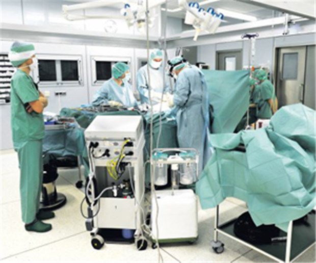 Prostatakrebs: Lieber abwarten? Eine urologische Operation: Viele Männer leiden auch ein Jahr später unter den Folgen.