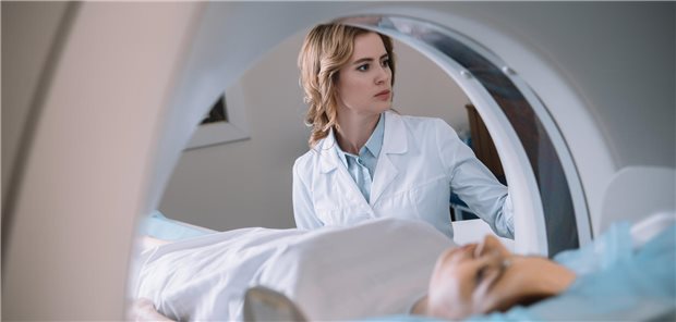 Eine Radiologin bedient ein MRT-Gerät zur Untersuchung einer schwangeren Patienten mit Verdacht auf Appendizitis.