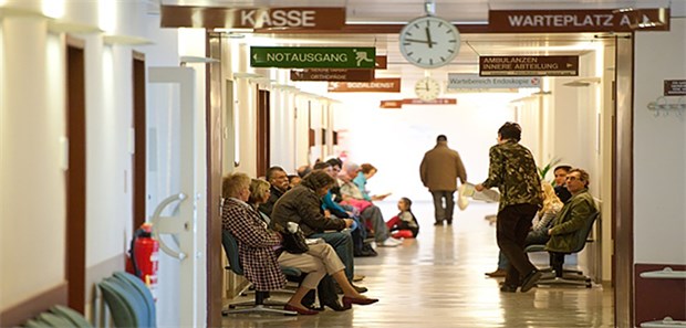 Ohne Not in die Notaufnahme Eine volle Notaufnahme: Mehr als jeder zweite Deutsche war in den letzten zehn Jahren mindestens einmal in der Notaufnahme.