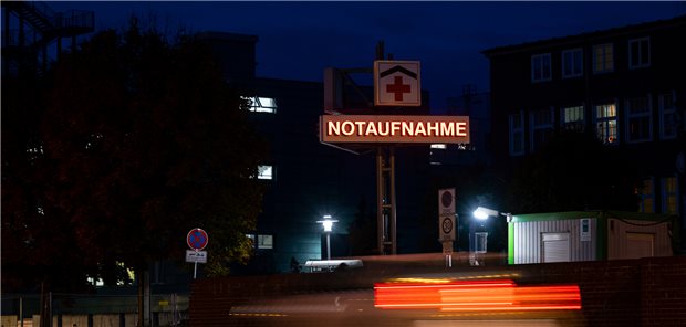 Sachsen-Anhalts Unikliniken wollen keine „Vollsortimenter“ mehr sein Ein Schild mit der Aufschrift Notaufnahme steht vor dem Eingang zum Universitätsklinikum in Magdeburg.