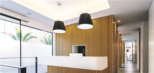 Eine warme Beleuchtung sorgt im Empfangsbereich für eine angenehme Atmosphäre.