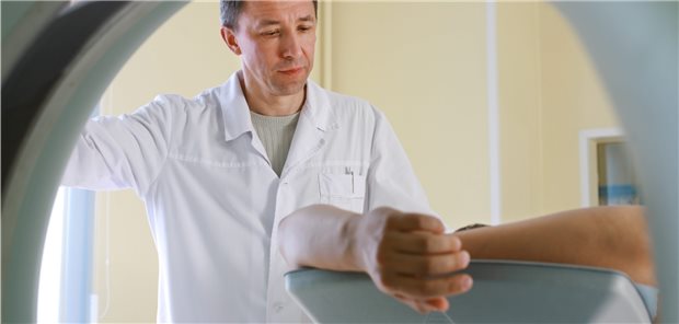 Eine zur Abklärung einer Herzerkrankung veranlasste CT-Untersuchung könnte dazu beitragen, dass gleichzeitig stark frakturgefährdete Patienten aufgespürt werden, und zwar indem via CT auch die Knochenmineraldichte der Brustwirbel gemessen wird.