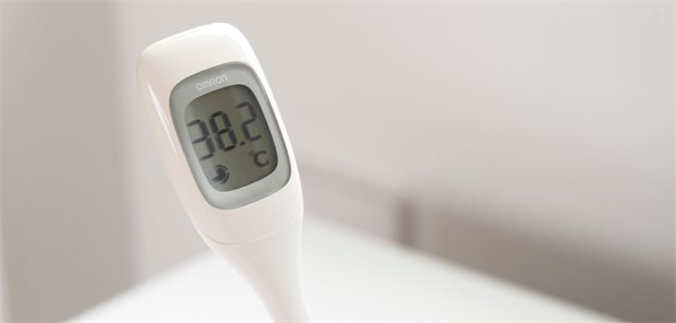 Ein Fieberthermometer zeigt 38,2 Grad an.