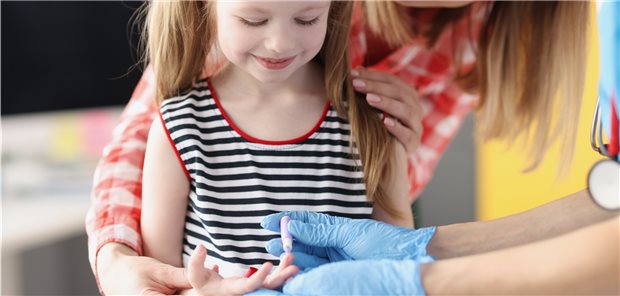 Familiäre Hypercholesterinämie: Screening für Kinder gestartet Einem Mädchen wird Blut aus dem Finger abgenommen: Für die Untersuchung ist das nötig und kann im Rahmen der Vorsorgeuntersuchungen U9 bis J1 oder bei jedem anderen Kinderarztbesuch erfolgen (Symbolbild mit Fotomodell).