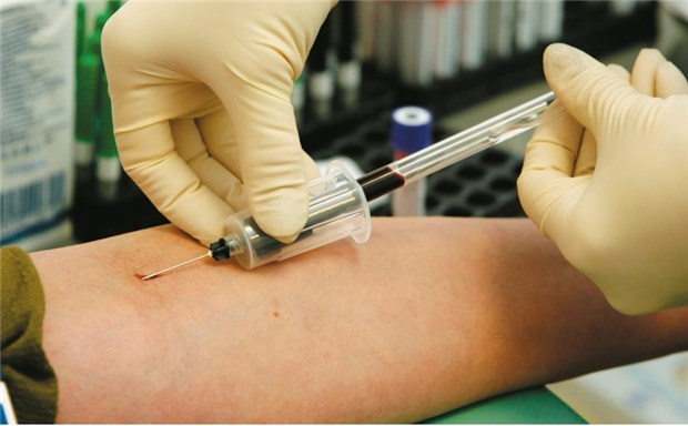Studie zur Phenylketonurie belegt Defizite Einem Patienten wird für die Laboranalyse Blut abgenommen. © Vladimir Shevelev / fotolia.com