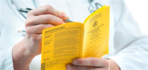 Corona-Impfnachtrag bei Nicht-Patienten: Abrechnen oder ablehnen? Einen Nachtrag im Papier-Impfpass? Bei fremdem Patienten dürfen Ärztinnen und Ärzte diesen ablehnen oder als privatärztliche Leistung anbieten, meint die KVNo.