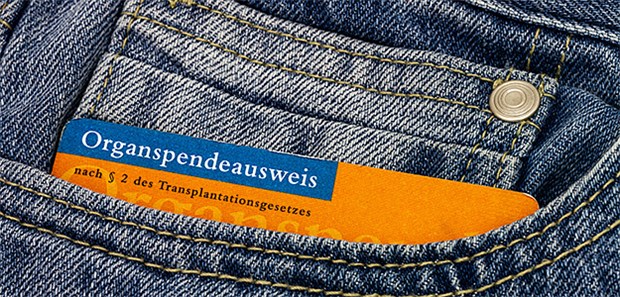 Neuer Plan zur Organspende Einen Organspendeausweis in der Tasche? Schüler, Migranten und Senioren sollen gezielt angesprochen werden.