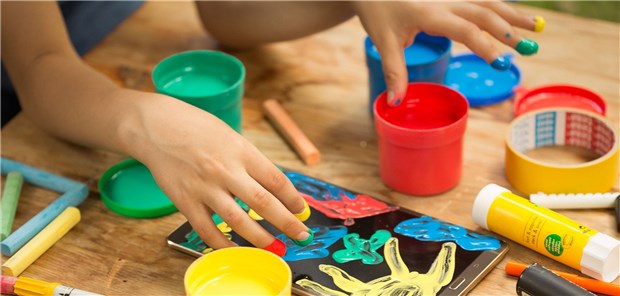 Gesund Aufwachsen im digitalen Zeitalter Einen Tablet-PC kann man auch mit Fingermalfarben „bedienen“: Medienfortbildung für Kinder im Präventionsprojekt „Echt dabei“.