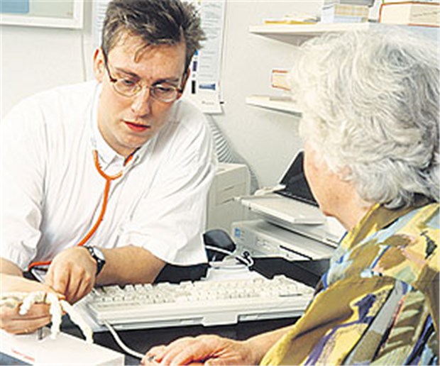 Im Patienten-Gespräch auf Wortwahl achten Einen herablassenden Unterton sollten Ärzte im Gespräch mit ihren Patienten vermeiden.