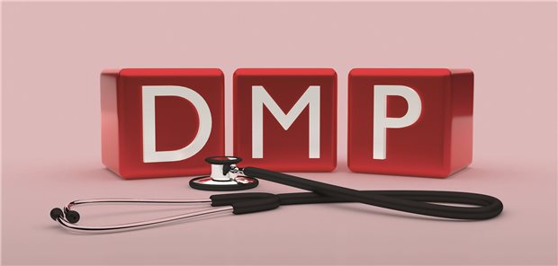 Würfel mit der Aufschrift "DMP", davor liegt ein Stethoskop.