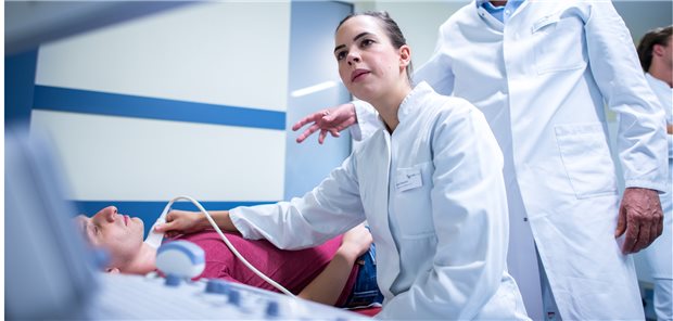 Einer Medizinstudentin im Praktischen Jahr wird im Evangelischen Krankenhaus in Hamm eine Schilddrüsensonographie erklärt. (Archivbild)
