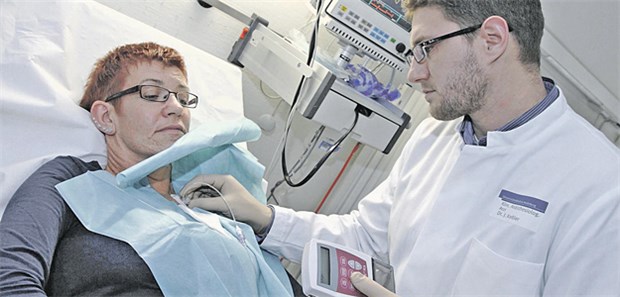Einer Patientin wird ein System zur Patienten-gesteuerten Analgesie (PCA)angelegt.