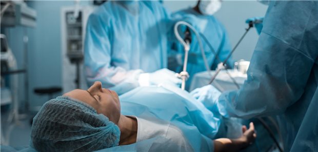 Eine Gruppe von Chirurgen operieren eine Patientin im Operationssaal.