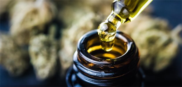 Posttraumatische Belastungsstörung: Cannabis-Wirkstoff kann traumatisierten Menschen helfen Fläschchen mit Cannabis-Tropfen.