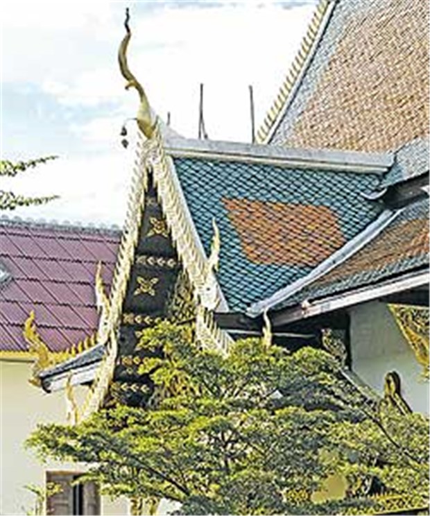 Thailand: Land der Blütenträume und Düfte Einer der ältesten Tempel der Region: Im Inneren des Wat Chiang Mai steht eine Buddhastatue aus Bergkristall mit goldenen Haaren.