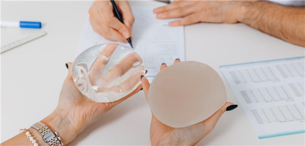 Eine Frau wird bei einem Arztbesuch zu plastischen Brustimplantaten beraten.