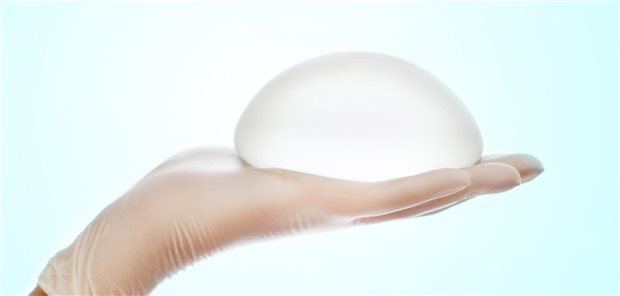 Eine Frau wird bei einem Arztbesuch zu plastischen Brustimplantaten beraten.