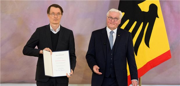 Karl Lauterbach mit Entlassungsurkunde Bundesgesundheitsminister Karl Lauterbach und Bundespräsident Frank-Walter Steinmeier
