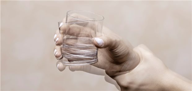 Eines der bekanntesten Symptome bei Parkinson-Patienten: zitternde Hände. Gegenstände, etwa ein Glas Wasser, festzuhalten, wird zunehmend schwieriger für sie.