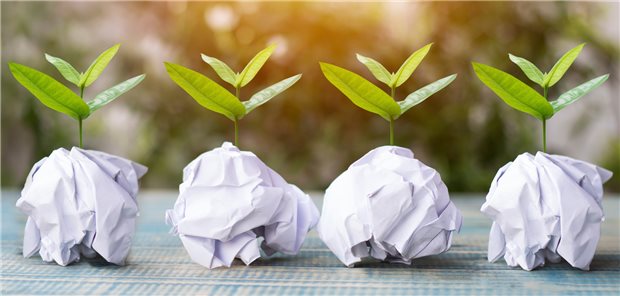 Einfach nachhaltig: Konsequent
Recyclingpapier zu verwenden, spart etwa 70 Prozent Wasser und 60 Prozent Energie.