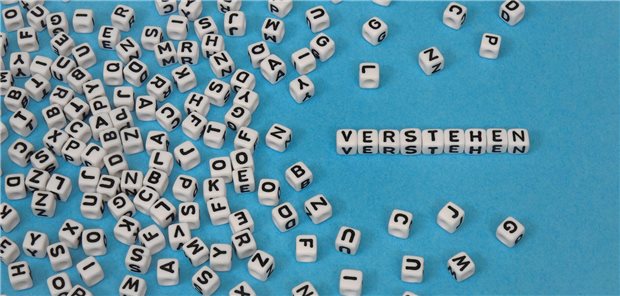 Buchstaben aus Holz bilden das Wort "Verstehen".