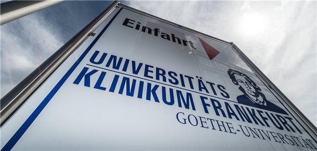 Auch Medizin-Bewerber dürfen nach der Zulassungspanne doch studieren Einfahrt zum Universitätsklinikum: Die Goethe-Universität nimmt 60 zusätzliche Medizinstudierende auf, um das Vergabe-Chaos zu beenden. Andere Bewerber kommen in anderen Standorten zum Zuge.