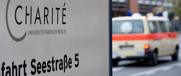 Gynäkologe zusammengeschlagen Einfahrt zum Virchow-Klinikum in Berlin: Ein Gynäkologe ist Opfer eines Gewaltausbruchs geworden.