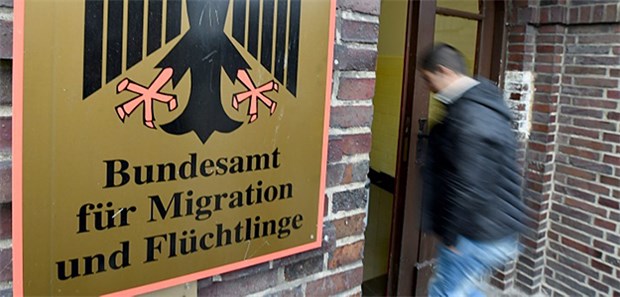 Freiwilligenteam untersucht 10.000 Flüchtlinge im Norden Eingang der Erstaufnahmeeinrichtung in Neumünster: Über 60 UKSH-Mitarbeiter sind dort freiwillig tätig.