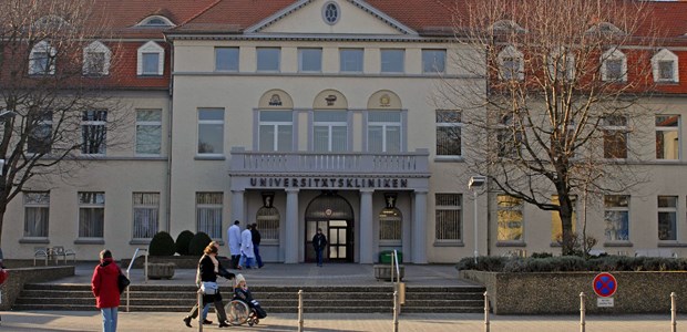 Engpass in Ambulanzen Eingang der Uniklinik Mainz: Viele Kassenpatienten werden zurzeit vertröstet.