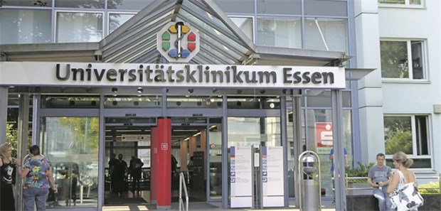 Uniklinik Essen geht mit Kritikern hart ins Gericht Eingang des Universitätsklinikums Essen. An der Klinik ist man empört über Vorwürfe, gegen Vorgaben bei Transplantationen verstoßen zu haben.