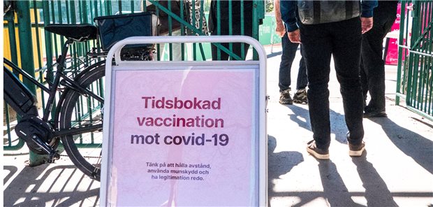 Corona-Kommission übt Kritik an Schwedens Sonderweg – aber nur ein wenig Eingang zu einem Impfzentrum in Schweden: Ob die Politik, Kontakte nicht zu sehr einzuschränken, richtig war, ist bis heute im Land umstritten.