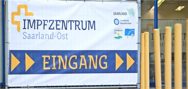 Eingang zu einem saarländischen SARS-CoV-2-Impfzentrum: Ärzte fordern eine schnelle, verbindliche Entscheidung über ein mögliches Drittimpfungsintervall.
