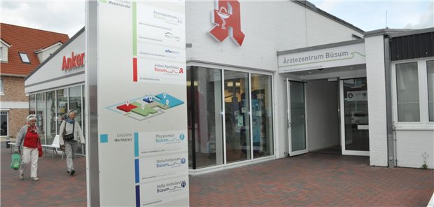 Eingang zum Ärztezentrum Büsum: Das zunächst kommunal geführte Zentrum wurde zum Vorbild für viele kommunal geführte MVZ. Neu in Amrum wäre, dass sich mehrere Kommunen die Trägerschaft teilen.