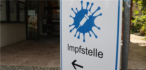 Corona-Impftermine gehen nicht mehr so leicht weg Eingang zum Impfzentrum in Weimar: Der Ansturm auf Impftermine ist offenbar vorbei – es wird zunehmend schwierig, freie Termine zu vergeben.