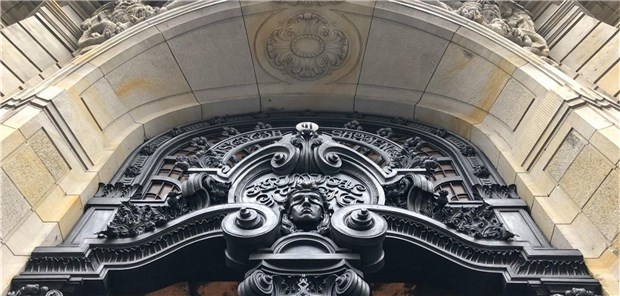 Eingang zum Landgericht Berlin: Beim Prozessauftakt tauschten Staatsanwaltschaft und Verteidigung ihre Argumente erstmals aus. Die Verteidiger sehen keine Schuld bei den Angeklagten.