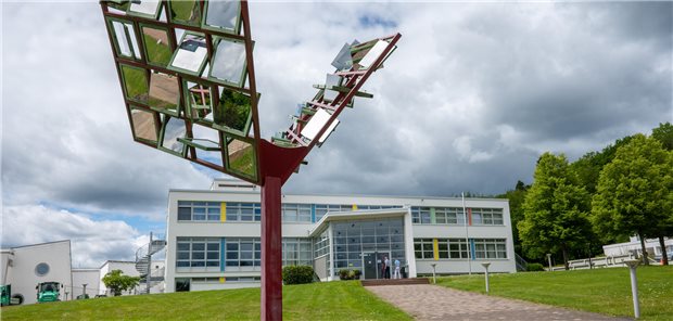 Reha macht sich nachhaltig Eingang zur Edelsteinklinik in Bruchweiler in Rheinland-Pfalz: Zum Versorgungskonzept gehört seit 2022 auch die „Gartentherapie“ für Kinder und Jugendliche.