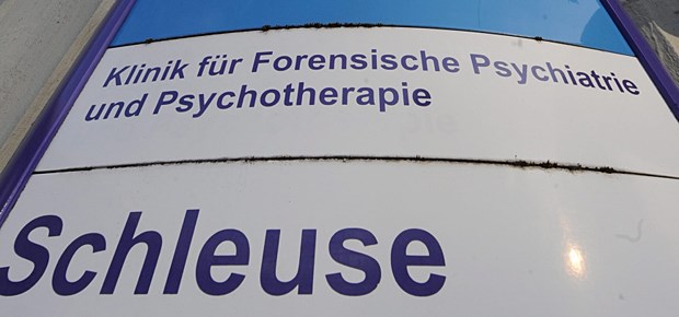 Bundestag beschließt Ultima ratio Eingang zur Klinik für Forensische Psychiatrie und Psychotherapie in Wiesloch: Der Bundestag regelt die Zwangsbehandlung neu und konkretisiert die Voraussetzungen für diesen Eingriff.