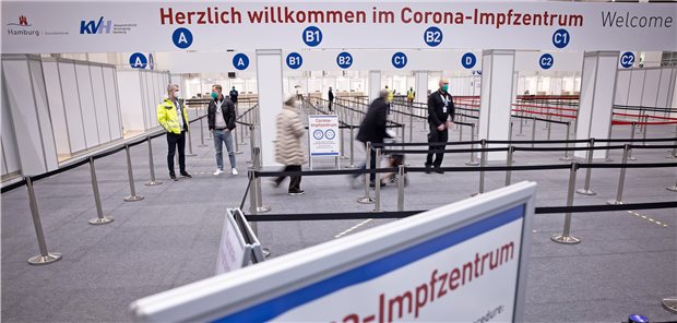 Gipfel soll die Impfbremse lösen Eingangsbereich des Corona-Impfzentrums in den Messehallen in Hamburg. Die Länder klagen über schleppende Impfstofflieferungen.