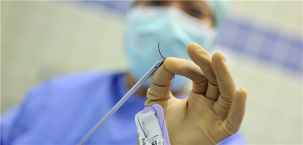 Eingefädelt: Der Berufsverband und die Fachgesellschaft der Urologen fordern auskömmliche Honorare für Kliniken und ambulante Op-Zentren – und die Aufnahme zusätzlicher Leistungen in den AOP-Katalog. 