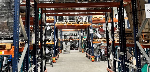 Eingelagerte Hilfsmittel – hier vor allem Mobilitätshilfen – der Sanitätshausgruppe KAPHINGST. Das Unternehmen zählt mit über 20 Geschäften in
Nord- und Mittelhessen schon zu den größeren Branchenplayern.