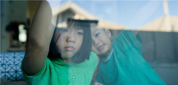 „Lockdown belastete Psyche von Kindern“ Eingesperrt wegen Corona-Pandemie: Das könnte Ängste und Depressionen begünstigen, berichten chinesische Forscher (Symbolbild mit Fotomodellen).
