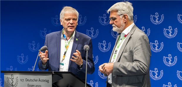 Eingespieltes Team auf dem Ärztetag, die beiden Vorsitzenden der Ständigen Konferenz „Ärztliche Weiterbildung“ der Bundesärztekammer (StäKo): Dr. Johannes Albert Gehle (links) und Professor Henrik Herrmann.
