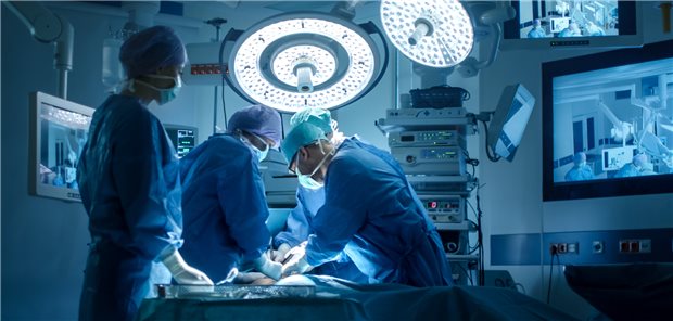 Bund und Länder loten Pläne zum Umbau der Kliniklandschaft aus Eingriff nur mit Routine: Kassen mahnen eine stärkere qualitätsorientierte Orientierung der Krankenhausplanung durch die Länder an.