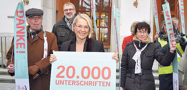 20.000 Unterschriften für faire Klinikfinanzen Einheitlicher Basisfallwert: Kristin Alheit (SPD) erhielt am Freitag bei der Entgegennahme von 20000 Unterschriften Rückendeckung für ihre Forderung.