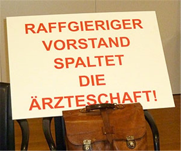 Kein Ausgleich für Berliner KV-Vorstand Einige Berliner Hausärzte, die nicht der VV angehören, hatten Protestplakate im Saal aufgestellt.
