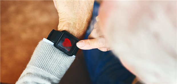Älterer Mann mit Smartwatch