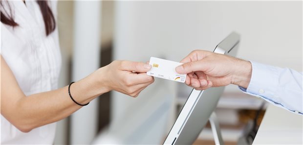 Einige eGK, die bereits über die „Near Field Communication“-Funktion (NFC) verfügen, sorgen in Praxen beim Einlesen über ein Kartenterminal des Herstellers Ingenico derzeit für größere Probleme. Nun gibt der Hersteller Tipps, wie Probleme vermieden werden können.