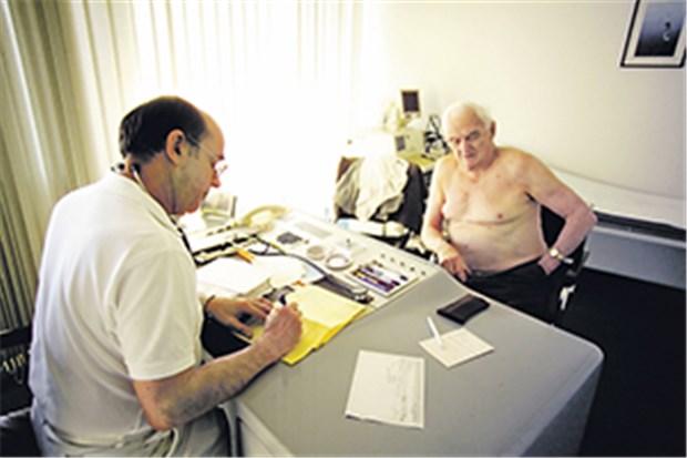 Resynchronisation stärkt schwache Herzen Einigen Patienten mit Herzinsuffizienz nutzt die Implantation eines Defibrillators und eines Schrittmachers.